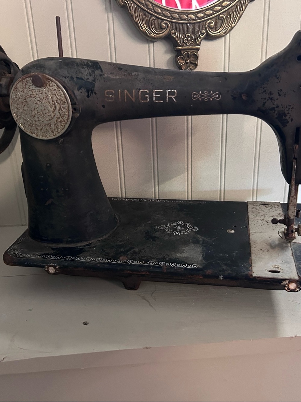 Vintage Singer Sewing Machine - Black Metal Body/does not work
